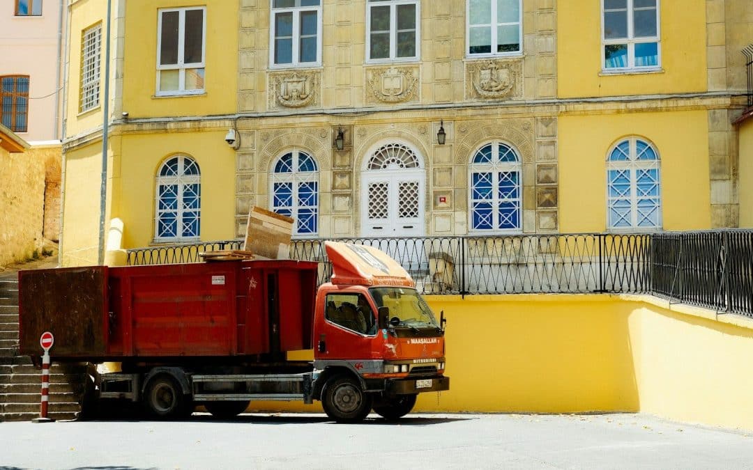Sécurité et responsabilité : que couvre l’assurance lors d’un levage par monte-meubles ?